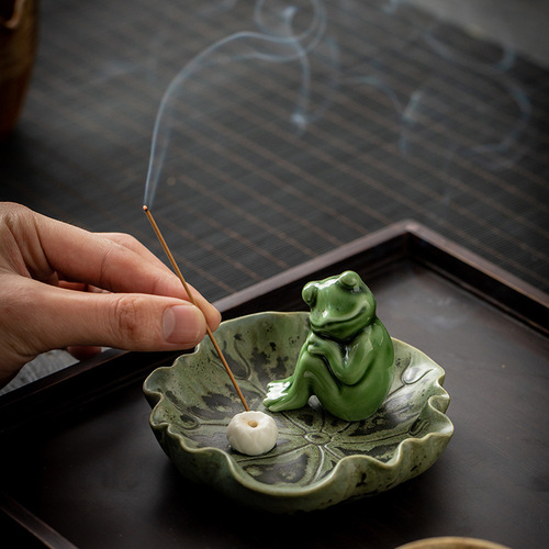 Initiating ceramic Zen meditation frog incense stick upright double hole incense holder amazon best-selling Zen refreshing incense holder