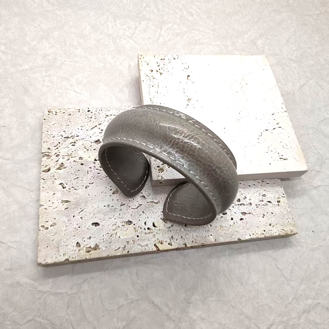 革の極めてシンプルなオープンブレスレット