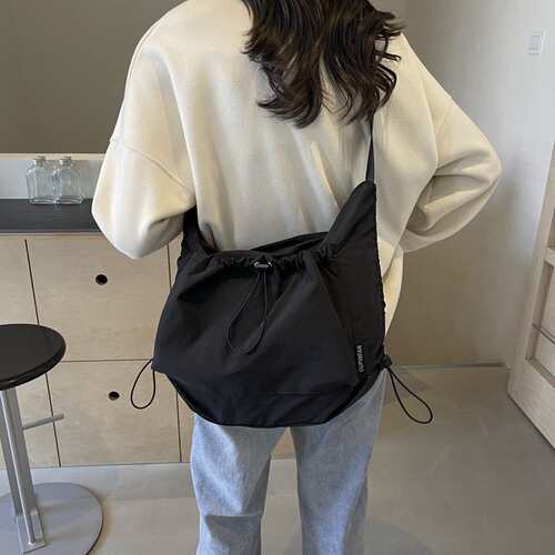 Japanese minimalist crossbody bag for women, fashionable large capacity dumpling bag, solid color versatile shoulder bag, suitable for college students and class use, trendy