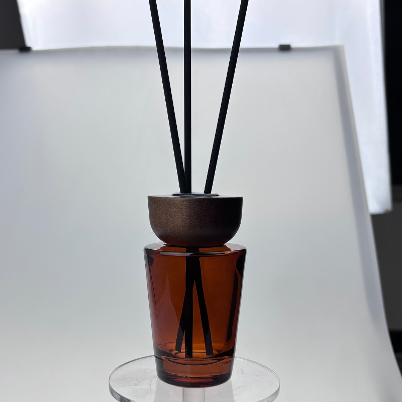 Botella vacía europea simple de alto valor nominal botella de fragancia de madera sólida botella de aceite esencial de caña cónica sin fuego 28 dientes botella de vidrio