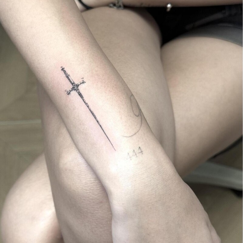 Cross Holy Light Sword Herbal Tattoo Sticker Semi-Permanent New Style Personalized Creative Tattoo Ins Style Non-Toxic Scar Covering Sticker Cross Holy Light Sword Herbal Tattoo Sticker Semi-Permanent New Style Personalized Creative Tattoo Ins Style Non-Toxic Scar Covering Sticker