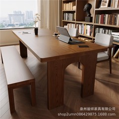 客間の実木書斎の机は贅沢で高級感があります。