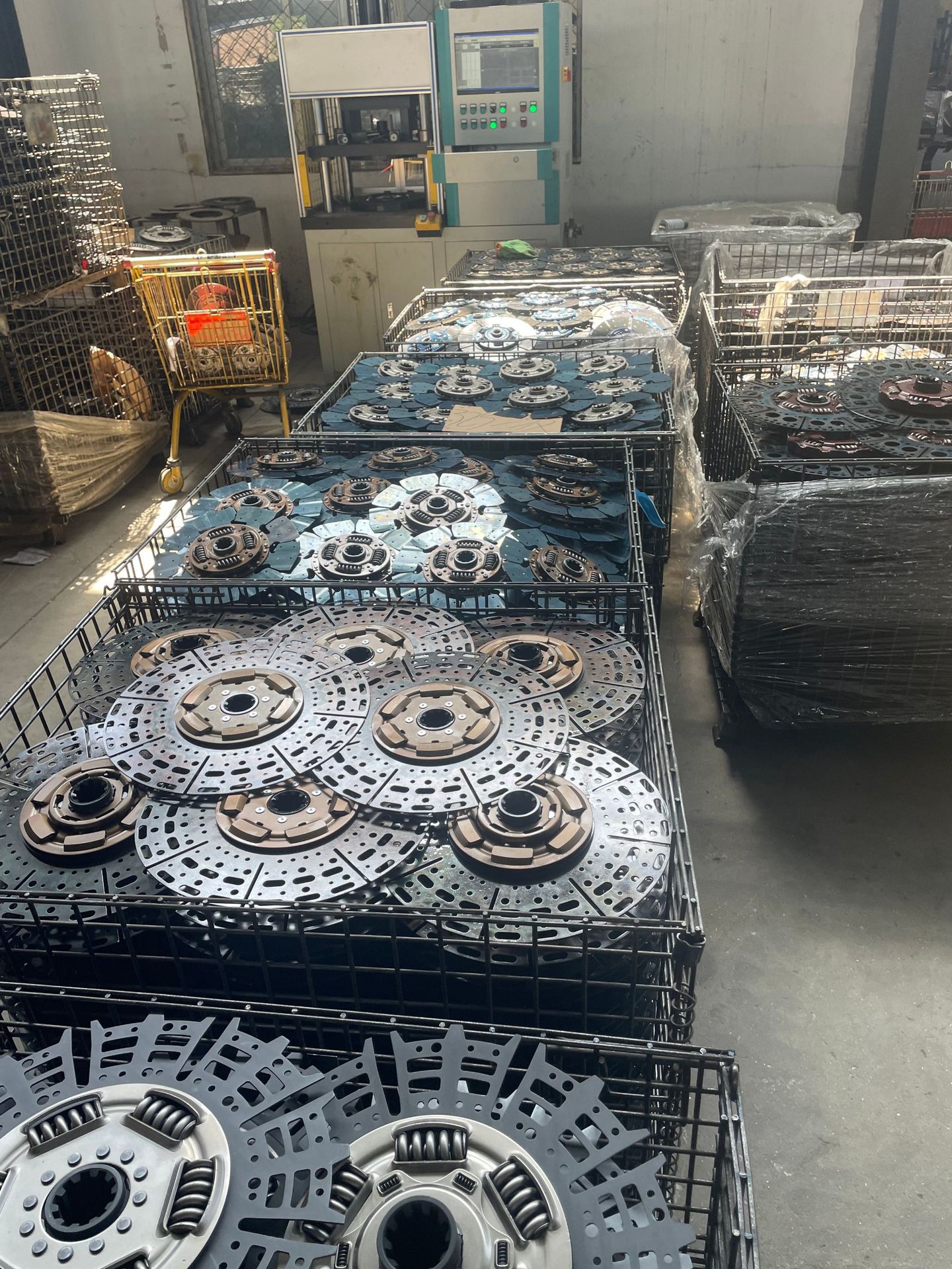 Asbestos-free 430 clutch plates, compatible with Cummins, Weichai, Yuchai, Tianlong, and Shaanqi DeLong engines, directly from the factory