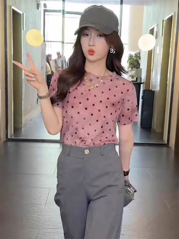 Áo thun nữ tay ngắn chấm bi, dáng rộng, vai xuôi, phong cách mùa hè — màu hồng