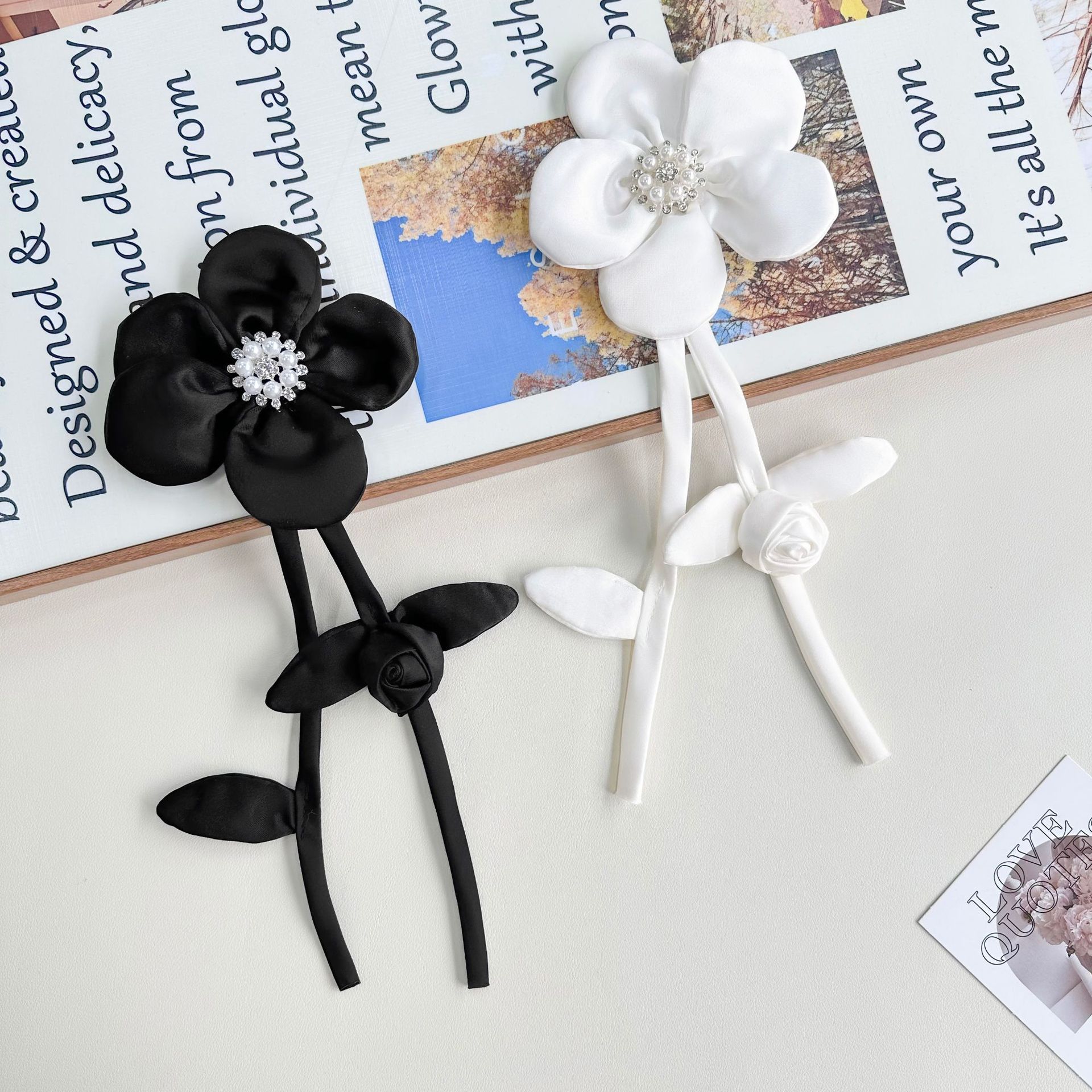 Tejido en blanco y negro flores hechas a mano flores de pecho ropa falda bolsos decoración para el hogar colgantes pines de color sólido flores decorativas