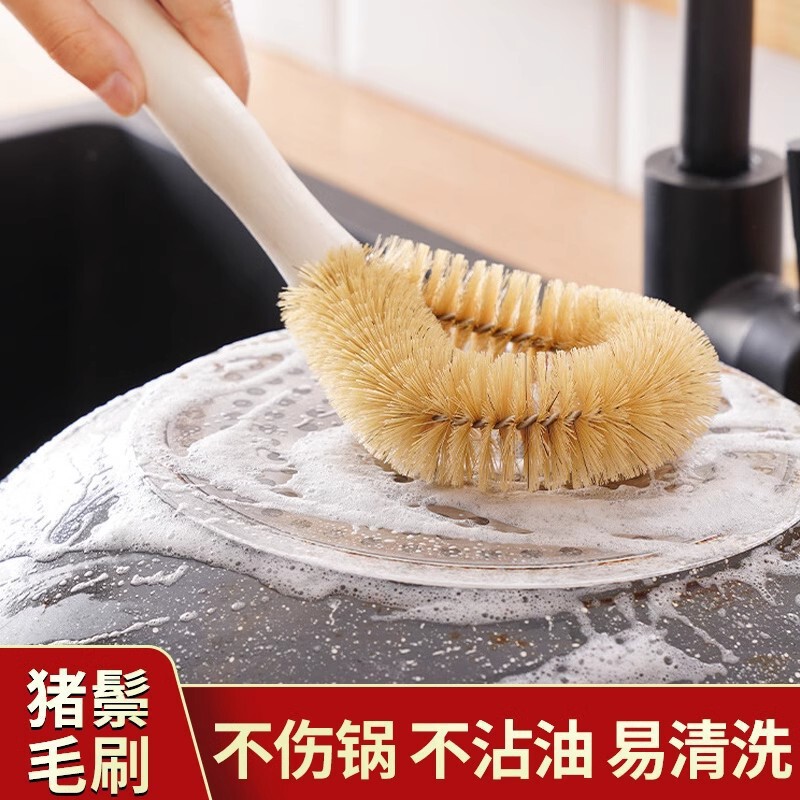 木の柄の豚のたてがみの鍋は豚の毛のブラシの鋼の柄の毛の鍋をこすります。|undefined
