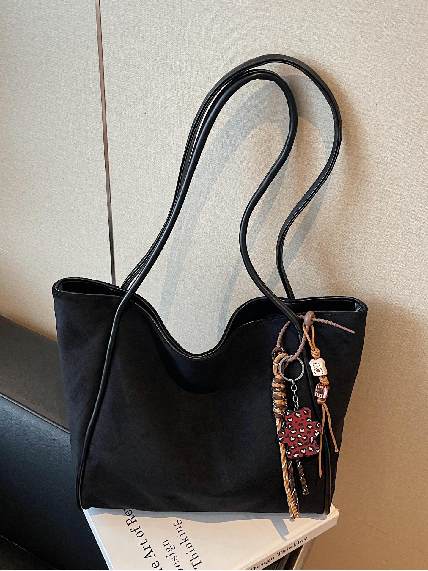 Otoño y invierno súper calientes bolsas de seda de gran capacidad para mujeres 2025 nuevas bolsas de hombro de viaje ocio para la axila
