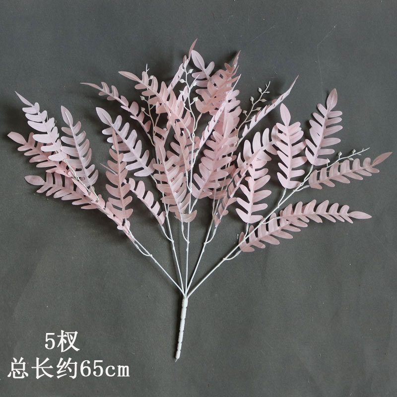 분홍색 메뚜기 잎