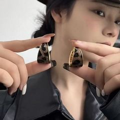 レトロな幾何学の広いヒョウの紋様の丸い耳の輪のイヤリングの女性の秋冬の新型の高級感は大げさで大衆の気質の耳飾りを誇張します。