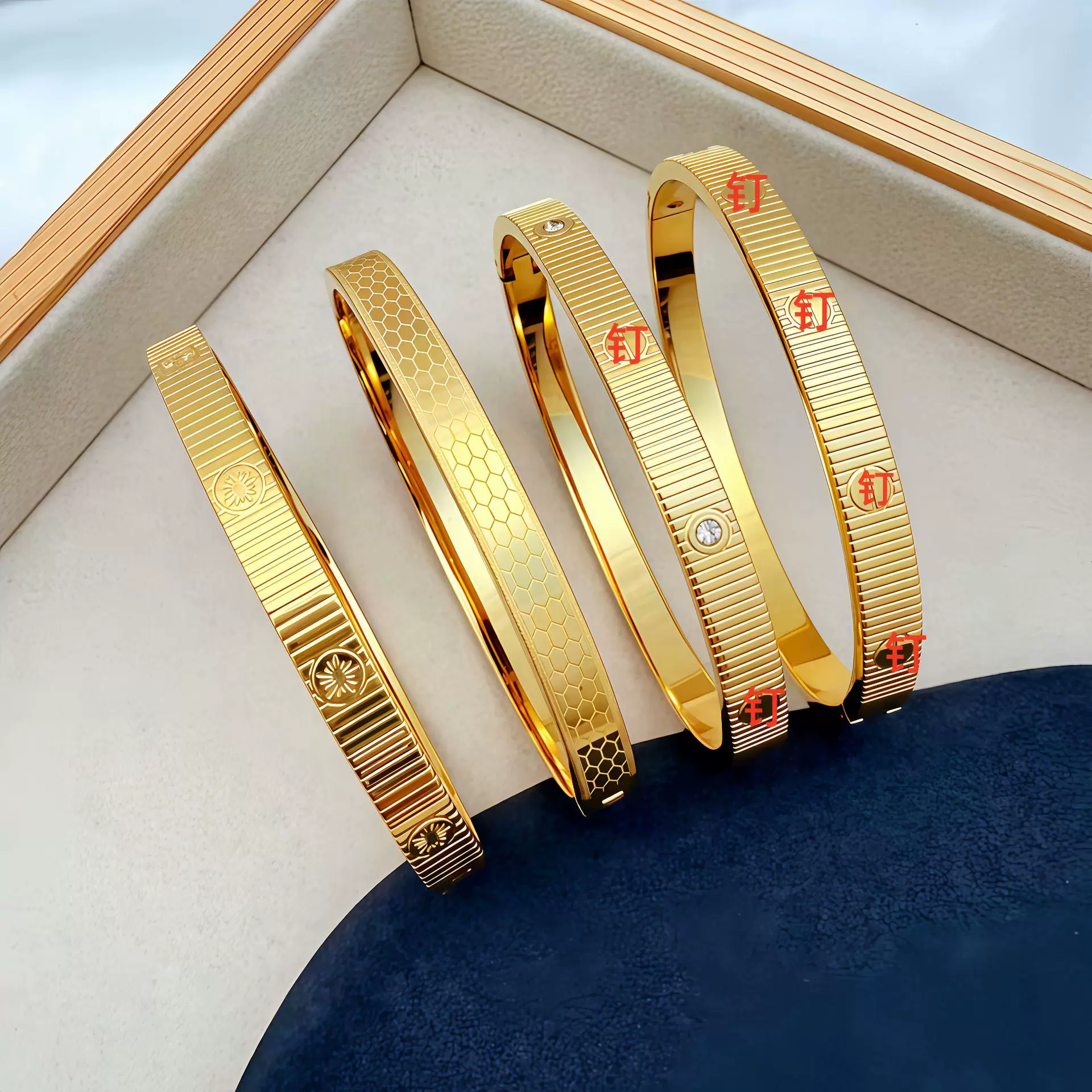 新款跨境欧美ins轻奢手镯腐蚀一字图案钛钢18k时尚通勤热销手镯