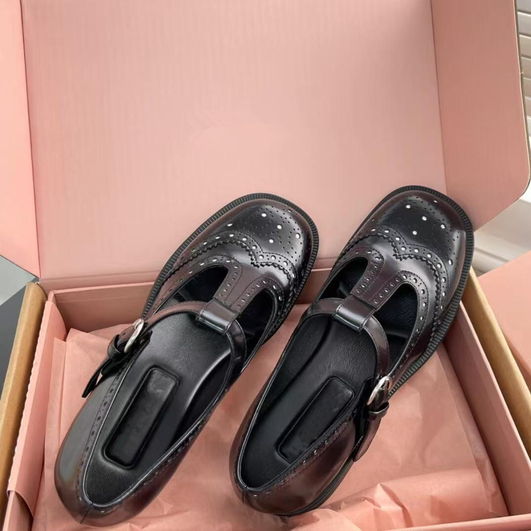 2026 Logo 1 Versione Alta Corretta Home Brogue Intagliato Cinturino a T Stile Britannico Mary Jane Scarpe Per Donna Mocassini In Vera Pelle Con Tacco Grosso_voghion.com