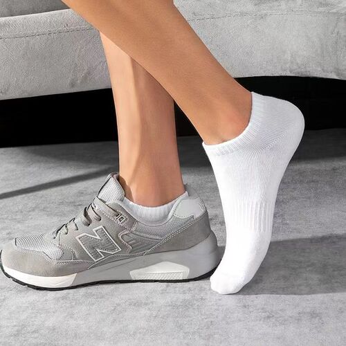 Versatile solid color minimalist black and white socks for men spring and autumn shallow mouth low-cut short-tube sports socks boat socks wholesale