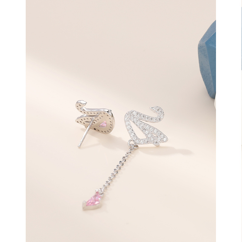 S925 plata esterlina diamante Rosa Little Swan Stud pendientes moda femenina Red temperamento rojo asimétrico diamantes incrustados pendientes de alta calidad