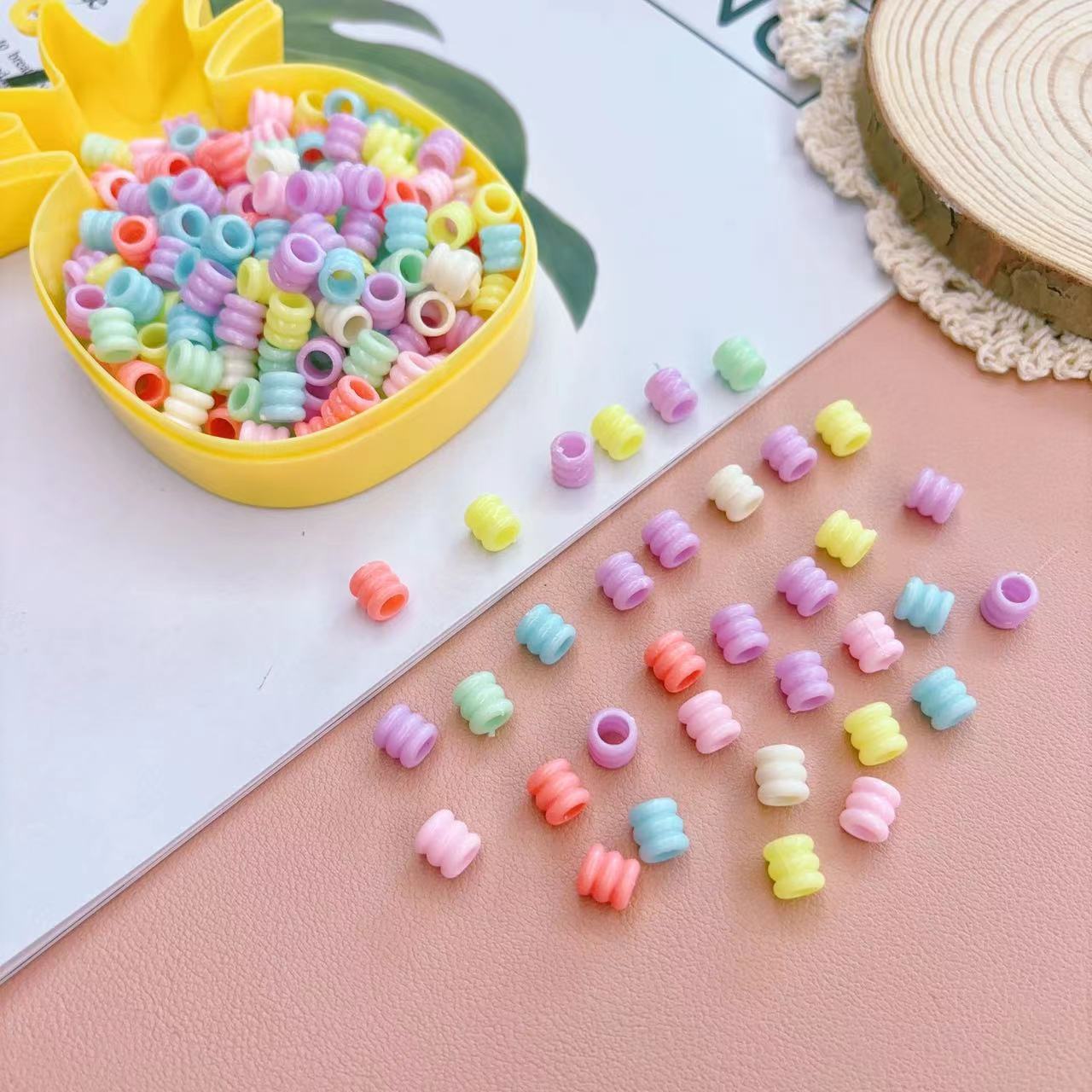 Caja de color primavera rosa caramelo corona letra acrílico agujero grande cuentas sueltas bricolaje hecho a mano collar joyería