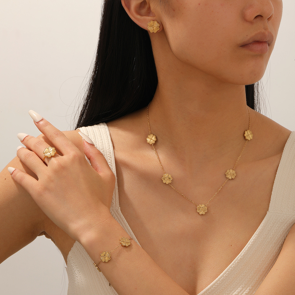 Sparkling Designer Ring For Women, Elegant And Comfortable Piece_voghion.com