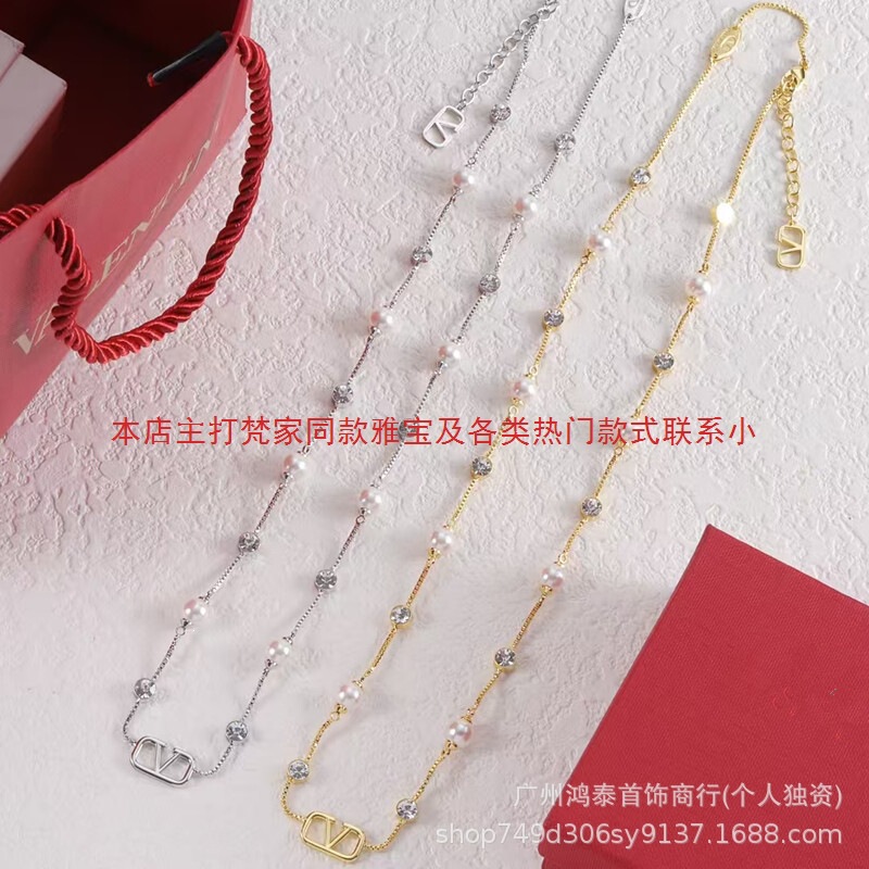 High-End Version of the Valentino Diamond-Encrusted Pearl V-Letter Necklace for Women, New Cross-Border European and American Style, High-End Fashion Sweater Chain High-End Version of the Valentino Diamond-Encrusted Pearl V-Letter Necklace for Women, New Cross-Border European and American Style, High-End Fashion Sweater Chain