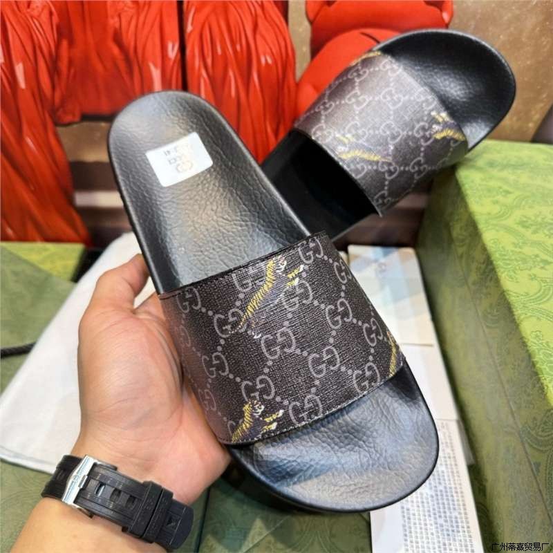 Zapatillas de pareja de moda europea y americana para hombres y mujeres, ropa exterior coreana, moda de personalidad universal, zapatillas frías caseras caseras ociosas.