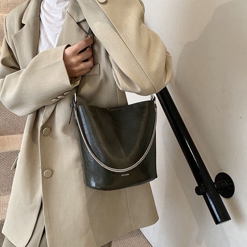 Alta sensación retrógrada de cera de cuero bolso de agua para mujeres 2024 nuevo nicho Zhong universal bolso de hombro de moda bolso de mochila