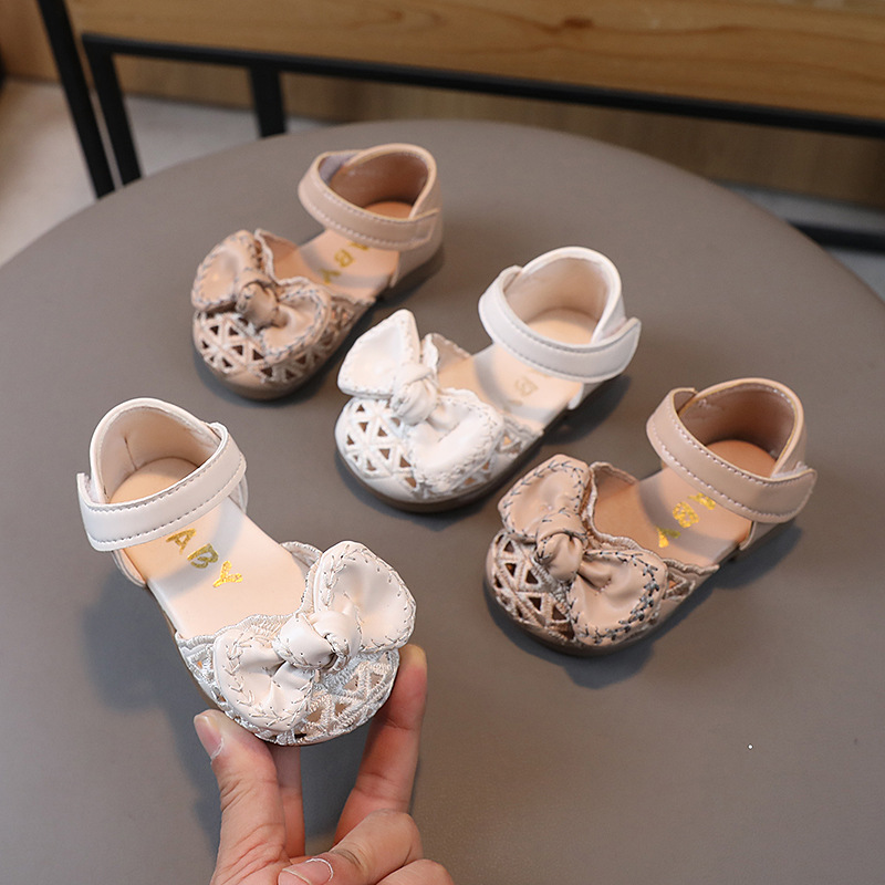 A generation of foreign trade female baby toddler shoes children's sandals princess shoes hollow breathable leather shoes non-slip soft shoes