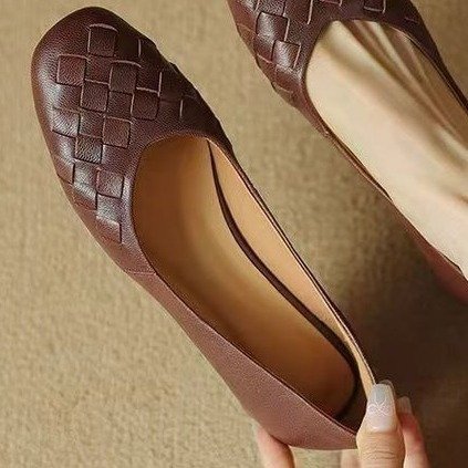 Cabeza cuadrada tejida confortable y superficial zapatos de cuero suave suela suave primavera y verano de 2026 zapatos de mujer retro nuevos zapatos de soja para mujeres