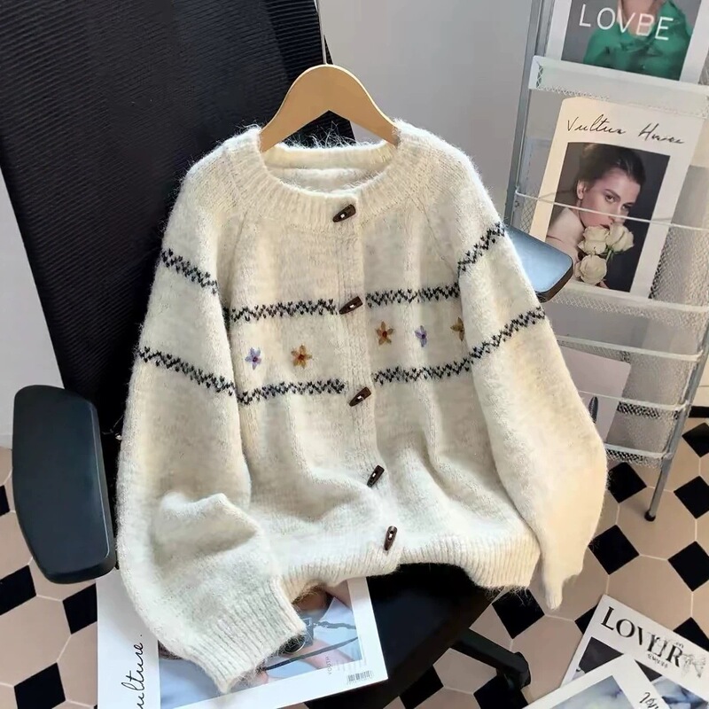 Korean-style versatile soft and comfortable round-neck sweater cardigan with horn buttons, a gentle and loose-fitting top for women, perfect for autumn and winter