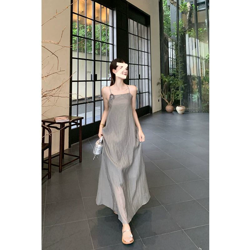 Летний костюм 2025 года: новый асимметричный топ-халтер и юбка-миди на бретелях, стильный национальный тренд для женщин.