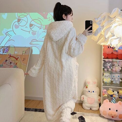 Factory wholesale coral fleece pajamas for women—autumn and winter long-style velvet-lined, thickened flannel loungewear set.