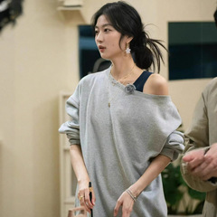现货 易梦玲同款灰色斜肩长袖卫衣女秋季慵懒风宽松显瘦套头上衣