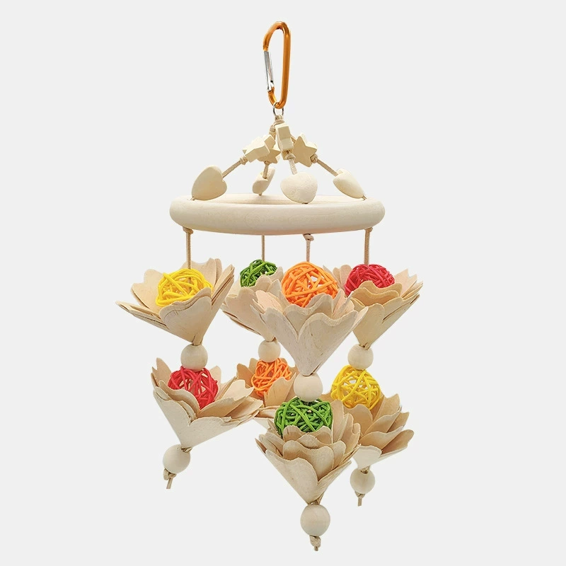 Попугай кусает забавные игрушки