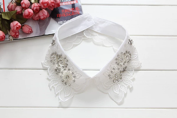 Leaf standing collar white