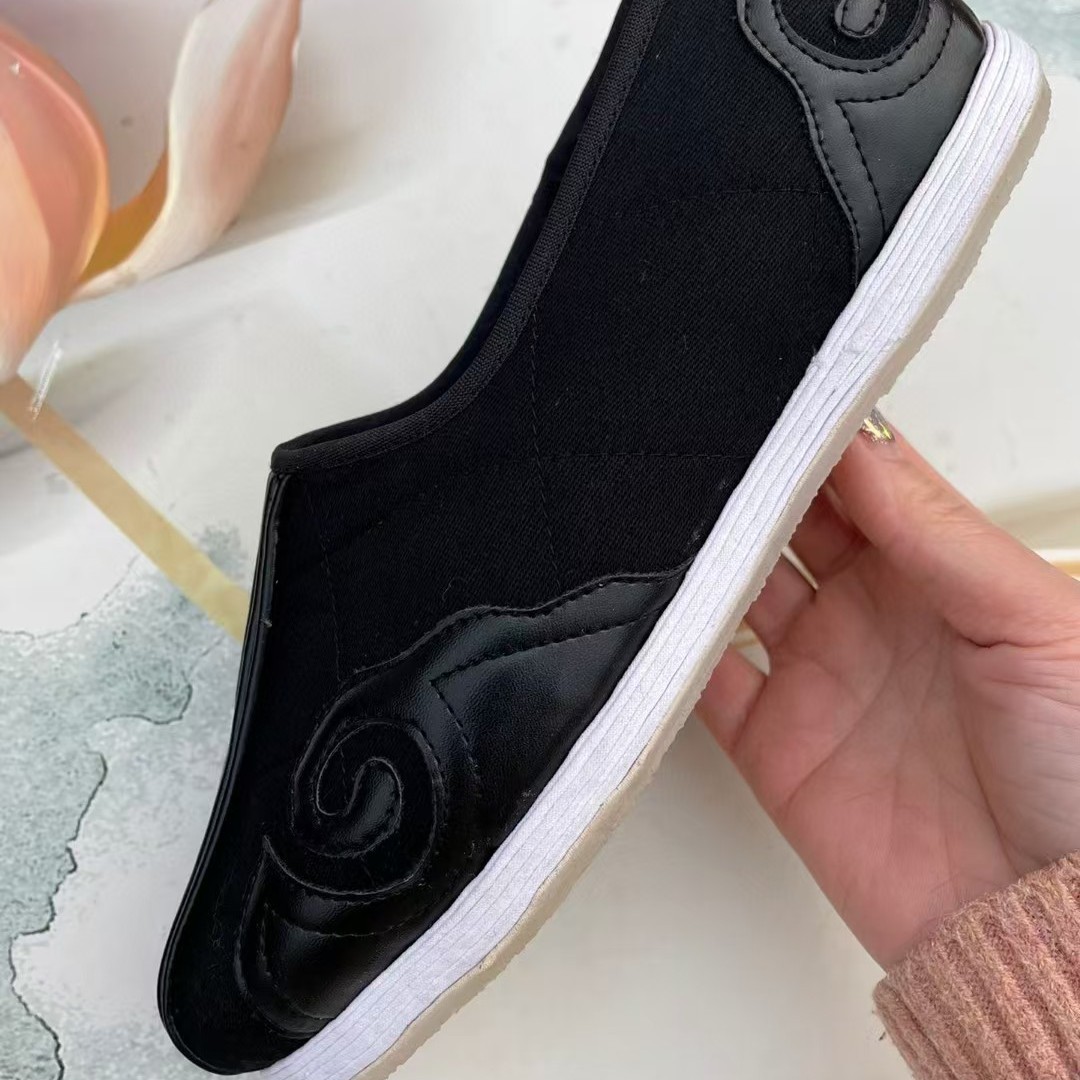 Primavera y otoño zapatos de tela antiguos de Beijing para hombre vestido de suela de Melaleuca hecho a mano de estilo chino casual transpirable Xiangyun rociando zapatos de suela suave
