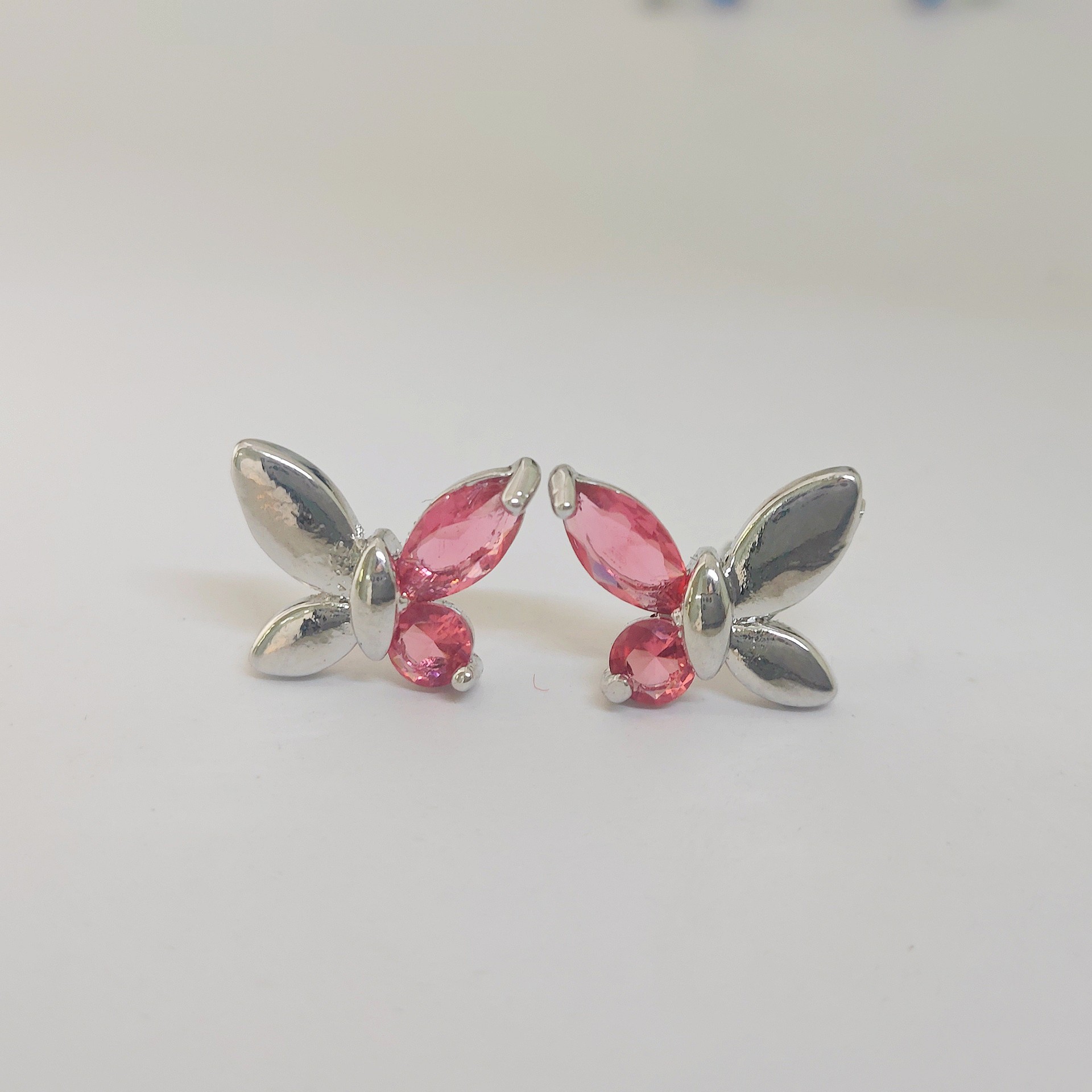 Nuevos pernos de mariposa incrustados de zircon nicho femenino diseño brillante lujoso pernos de mariposa asimétricos de alta calidad