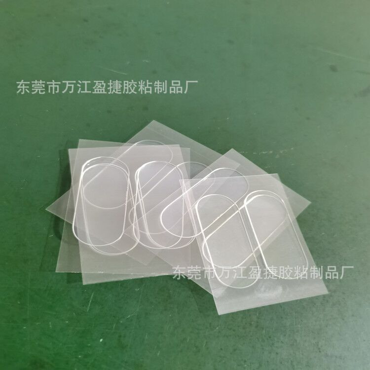 爆発的な透明な水洗いを繰り返し使用して、ゴムを貼って風を吹いて耳を張って甘やかされた耳のサポート器の耳を貼っています。|undefined