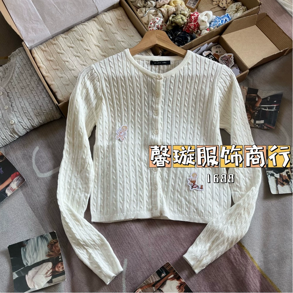 Кардиган-свитер, slim fit, белый пин с косичкой/косой детали, один размер, изделие из вязаного узором трикотажа