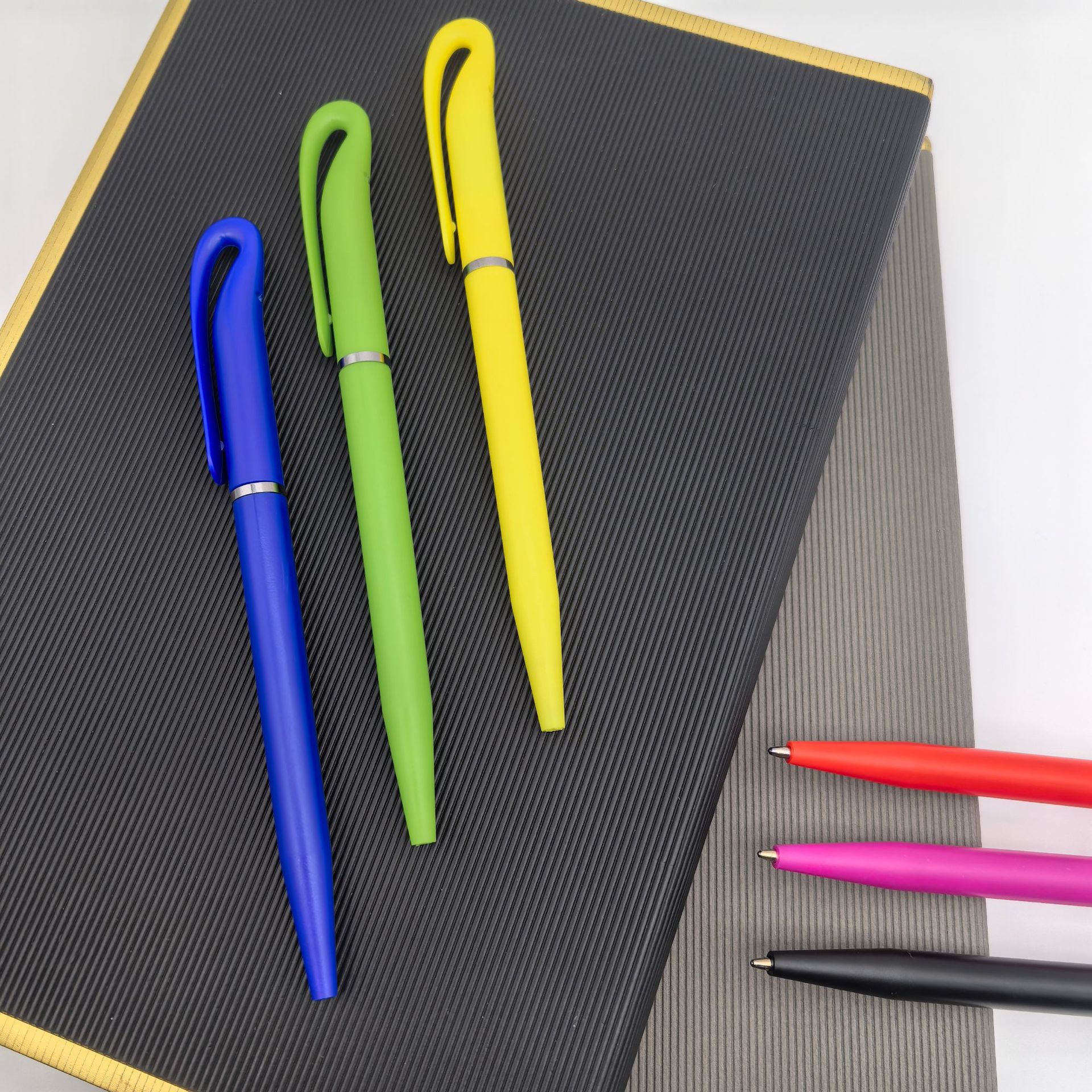 Mayorista colorido forma torsión pequeña pluma de bolas cisne creativa gancho de águila regalos impresión de bolígrafo logo hotel pluma