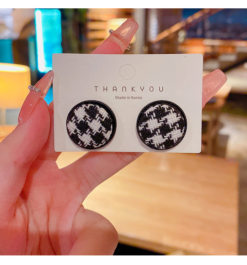 Boucles D&#39;oreilles En Damier Rond Boucles D&#39;oreilles Niche Femme Rétro display picture 2