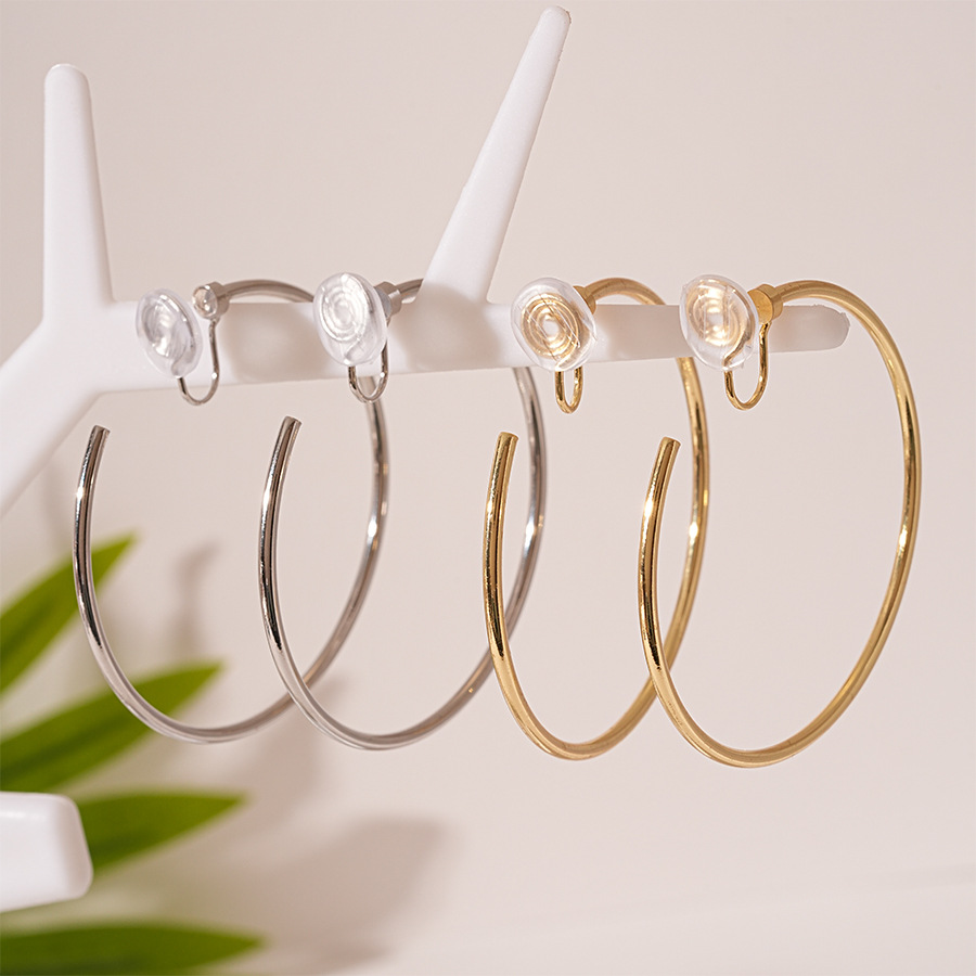 No hay agujeros de orejas sencillos de geometría metálica anillo de orejas de moda europea y americana atmósfera de alta calidad temperamento pendientes para mujeres