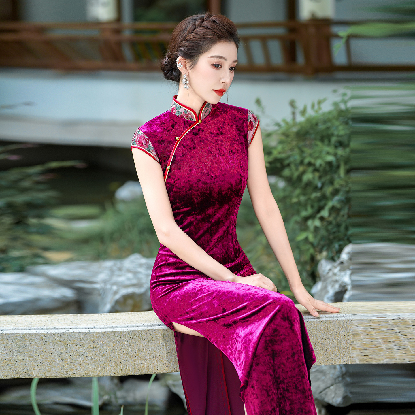 Chinese-style velvet long cheongsam with a stand-up collar, a slim fit, suitable for mothers attending wedding banquets, wedding shows, performances, annual events, and gatherings