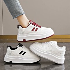 小柄な松餅の厚い底の滑り止めが高くなります。白靴の女性2025春の新型はやせています。