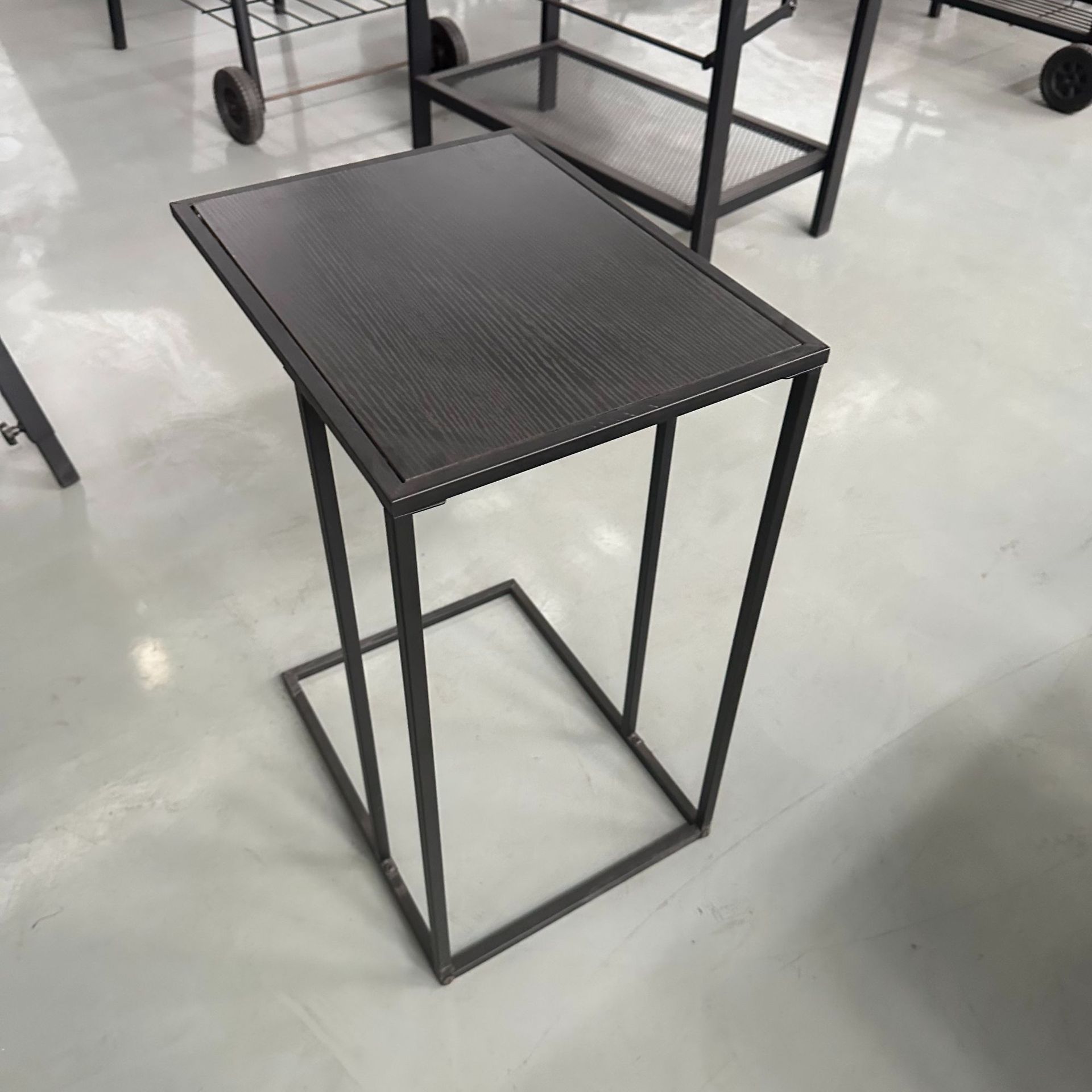 Mesa de té pequeña tipo C estructura de hierro directo de fábrica diseño simple y moderno con tablero de madera