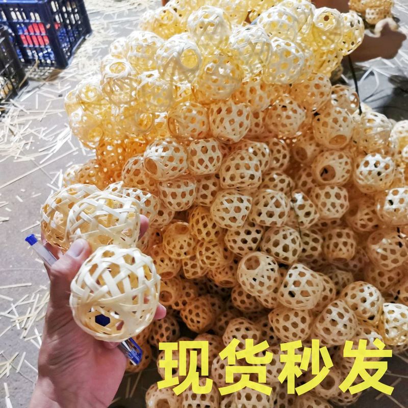 広西の大量の手作りの竹は提灯の小さい提灯の材料を編みます。|undefined