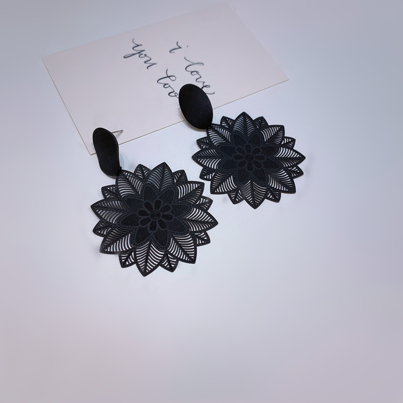 Fashion Vintage Thin Black Flower Shaped Alloy Earrings display picture 3