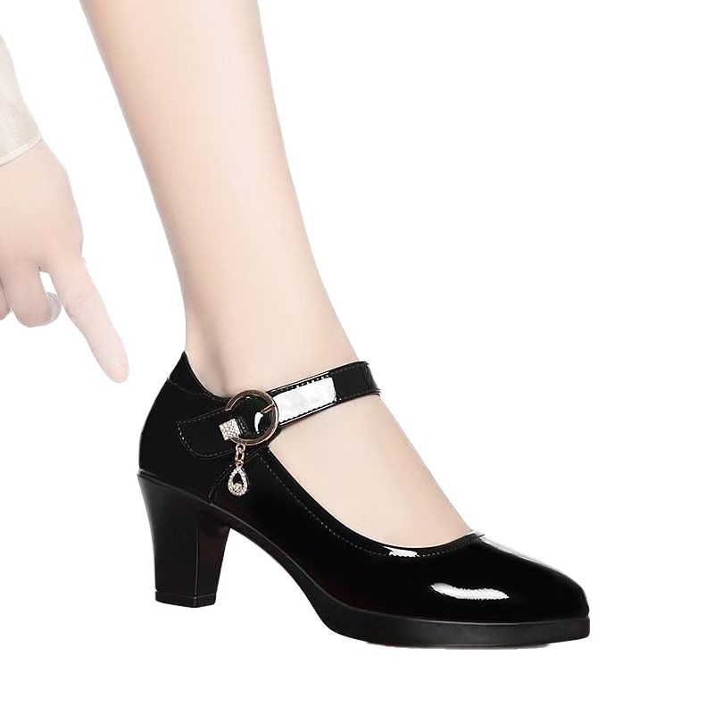 Un talón grueso con zapatos de cuero suave, zapatos de viaje cómodos, 2026 primavera y otoño nuevos zapatos de cuero pequeños para mujeres