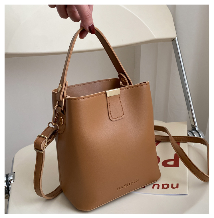 Bolsos pequeños de moda de primavera para mujer 2021 nueva moda coreana simple color sólido moda mensajero bolso de cubo portátil de un solo hombro