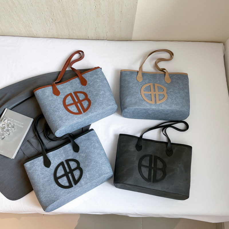 Bagos de gran capacidad para viajar al trabajo, 2025 nuevos bolsos de mujer, bolsos de hombro casuales de aire extranjero, bolsos de brazo empalmados