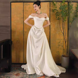 法式一字肩轻婚纱新娘简约出门纱高级感气质小拖尾白色缎面礼服裙