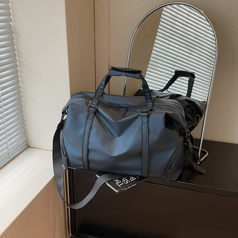 Solid color capacious travel bag