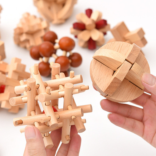 Kong Mingsuo Lubansuo primary school students' educational toys are highly difficult to unlock and decompress the nine-link puzzle box.