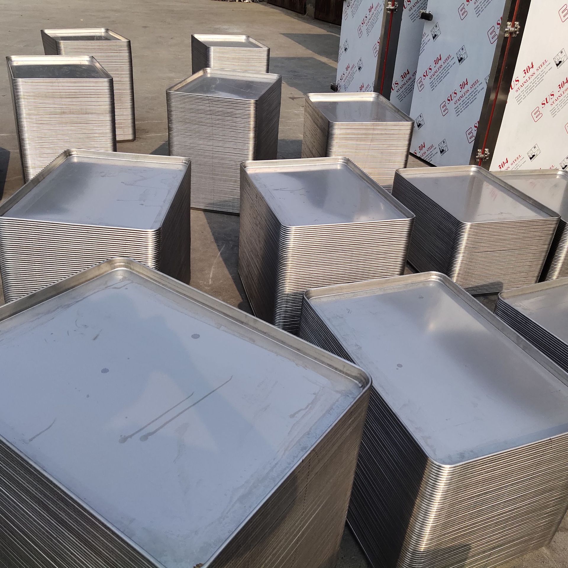 供应不锈钢蒸饭车 全钢盘子蒸箱盘子 盘子批发