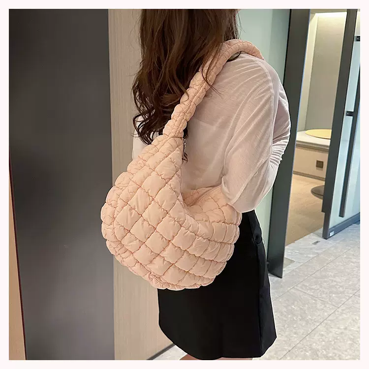 2025新款方格腋下云朵包小众高级单肩羽绒包包女大容量褶皱泡泡包